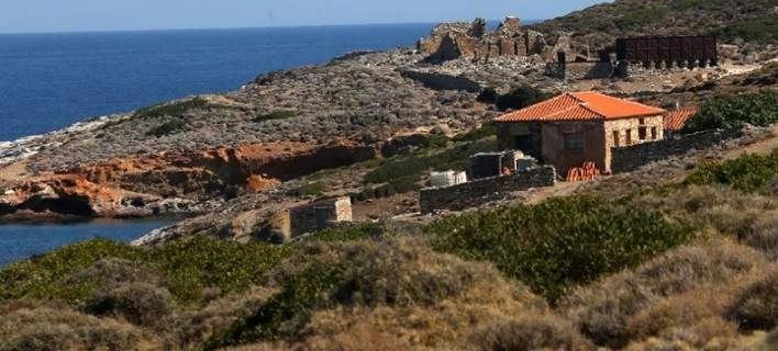 Κι όμως, υπάρχουν αυθαίρετα και στη Μακρόνησο -Tα αρχαία γίνονται οικοδομικά υλικά (βίντεο)